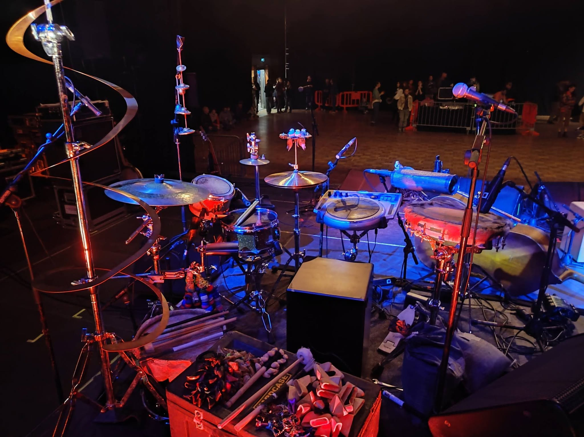 Setup de percussions A SELVA vu depuis la scène avec public en arrière-plan
